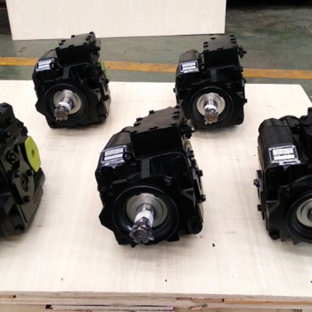 Hydraulic pump for harvester