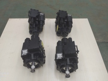 Harvester hydraulic pump features
